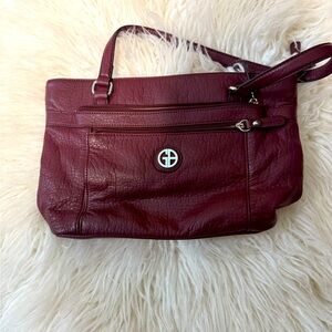 Gianni Bernini mauve colored bag
Preowned in excellent condition.
Fast ship!